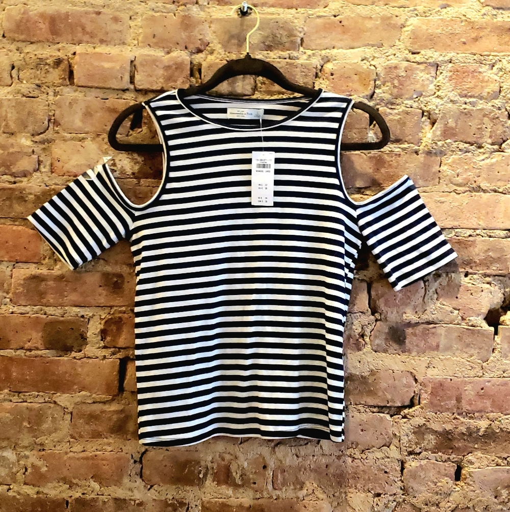 Abercrombie & Fitch cold-shoulder top in stripe Size L